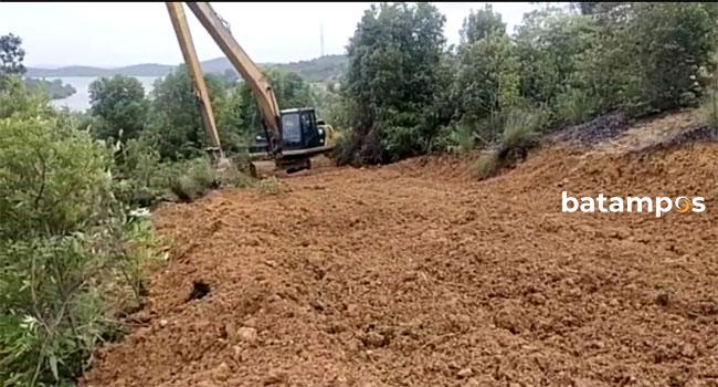 Longsor, DMSDA Kota Batam Buat Jalan Alternatif Menuju Piayu Laut
