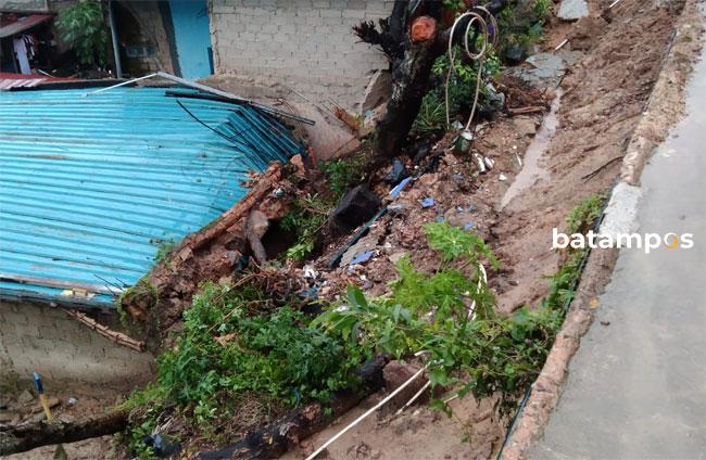 2 Rumah di Tiban Lama Tertimpa Tanah Longsor