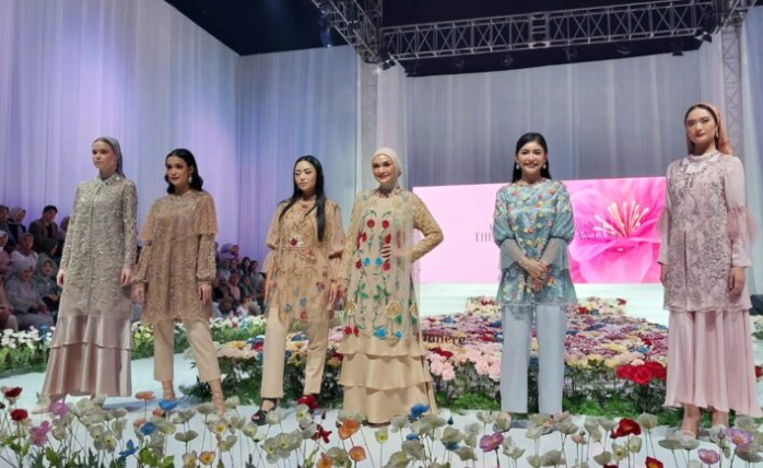 Tampil Anggun saat Ramadan & Lebaran, Busana Warna Nude Motif Bunga