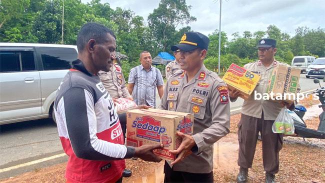 Polsek Galang Salurkan Paket Sembako Kepada Warga yang Terdampak Banjir