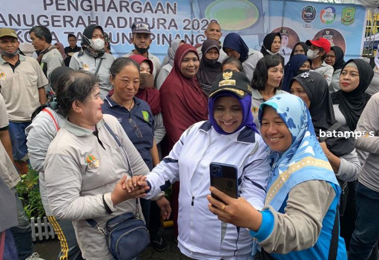 Raih Piala Adipura ke-16, Rahma Beri Bonus untuk Ratusan Petugas Kebersihan