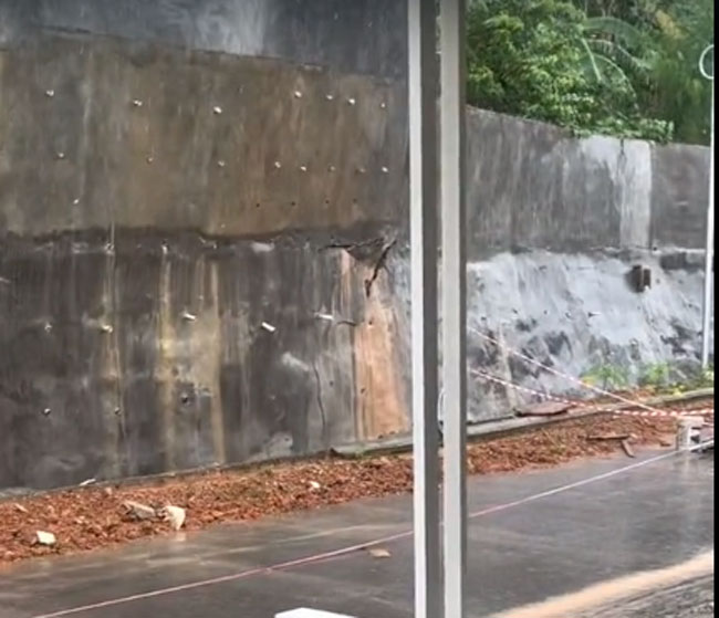 Tembok Pembatas Perumahan Ansley Park Roboh