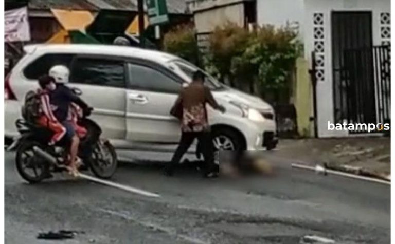 Mobil Putih Menabrak Pemotor, Korban Masuk Kolong Mobil