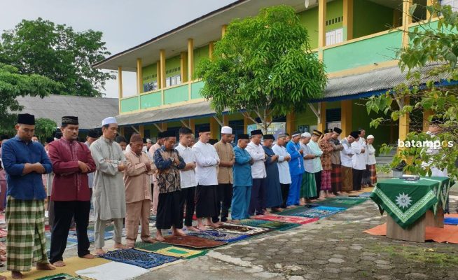 Ratusan Warga Muhammadiyah Bintan Salat Id di halaman SMK Muhammadiyah, Khatib Sampaikan Peran Umat Islam Menjaga Lingkungan