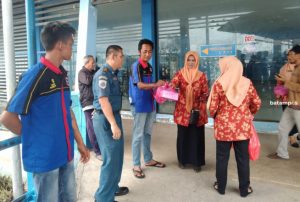 Bagi-bagi Takjil untuk Pengendara di Jalan Raya selama 3 Hari Berturut Turut