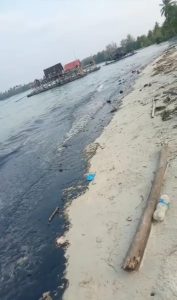 Lagi, Limbah Minyak Hitam Kotori Pesisir Pantai di Bintan