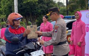 Polisi Bagikan Takjil Berbuka Puasa untuk Pengguna Jalan