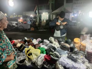 Penjual Kopiah Lebaran Mulai Ramai Diserbu Pembeli