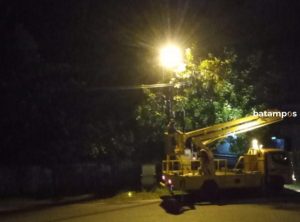 Dua Bulan, Hampir 100 Lampu PJU Dipasang di Kawasan Pemukiman Penduduk di Bintan