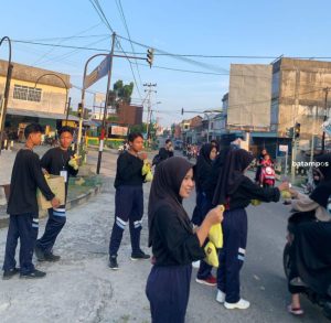 Pelajar SMAN 01 Kundur Bagikan 150 Bungkus Takjil untuk Pengguna Jalan