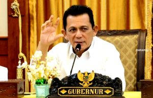 Gubkepri Ansar Ahmad Terima Penghargaan TOP BUMD Awards