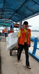 Ramadan Tidak Menyurutkan Semangat Kerja Porter Pelabuhan Tanjungbatu
