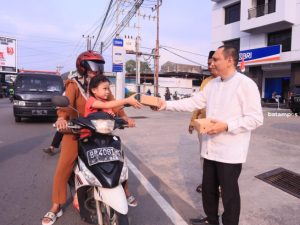 Bagikan Takjil, RSKJKO EHD Tanjunguban Imbau Masyarakat Jaga Kesehatan Selama Ramadan