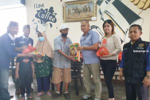 PWI Bintan dan New Nusantara Coffee Shop Bagikan Sembako ke Warga Lansia di Tanjunguban dan Lobam