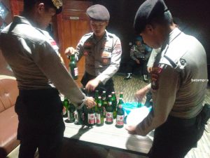 Polisi Amankan Puluhan Botol Miras dan Tuak