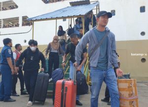 Lonjakan Penumpang Mulai Terlihat Ramai di Pelabuhan Sribayintan Kijang, Penumpang Turun dari Kapal Doro Londa 364 Orang dan Naik 422 Orang