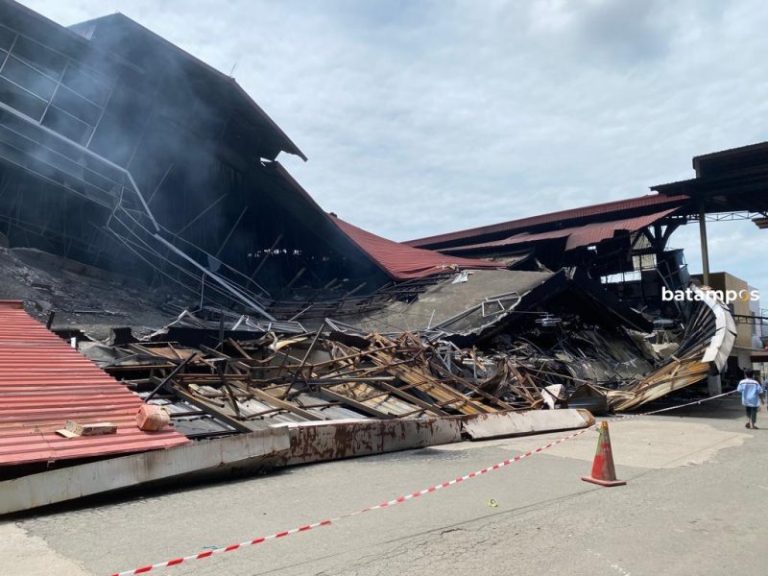 Api Masih Menyala dan Kepulan Asap Tebal Selimuti Area Plaza Botania 1
