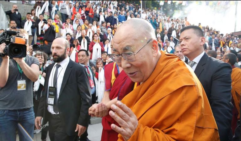 Kontroversi Minta Dicium Anak Kecil, Dalai Lama Minta Maaf