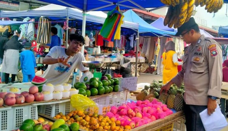 Kapolsek Sekupang Jamin Keamanan Warga saat Belanja di Pasar Kaget
