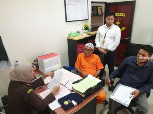 Basri Diserahkan ke Jaksa, Tersangka Korupsi Dana Desa Paret