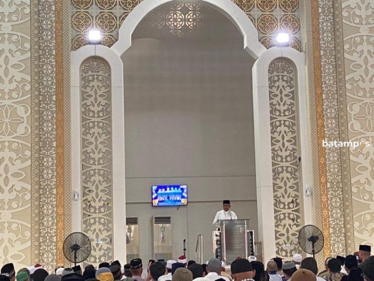 Dihadiri Sekda Batam, Ribuan Jemaah Padati Masjid Sultan Mahmud Riayat Syah