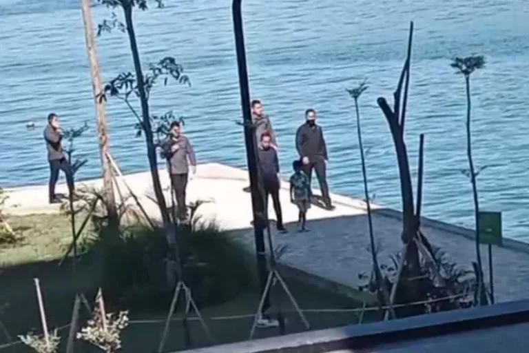 Presiden Jokowi Jalan-jalan Bersama Jan Ethes di Labuan Bajo