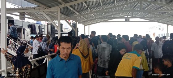 Penumpang Kapal Tujuan Batam dan TPI Penuh