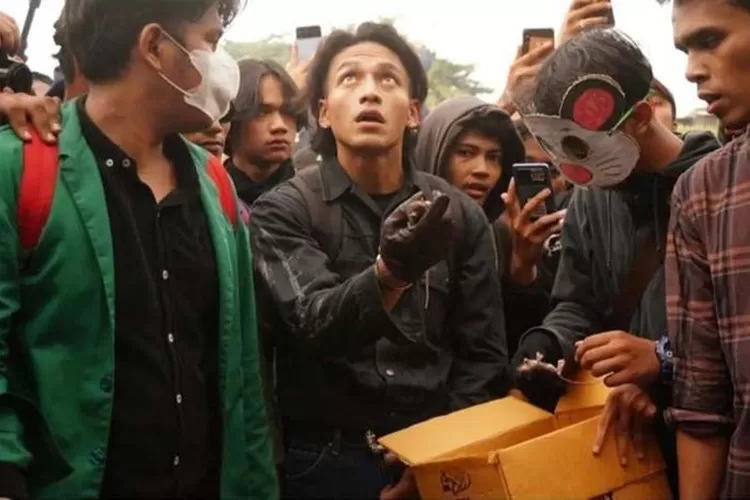 Jefri Nichol Lempar Tikus Mati ke Gedung DPR, Ikut Demo Tolak UU Cipta Kerja