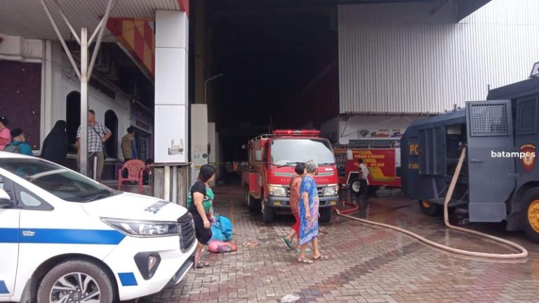 15 Unit Damkar Atasi Kebakaran Plaza Botania 1, Asap Tebal masih Mengepul