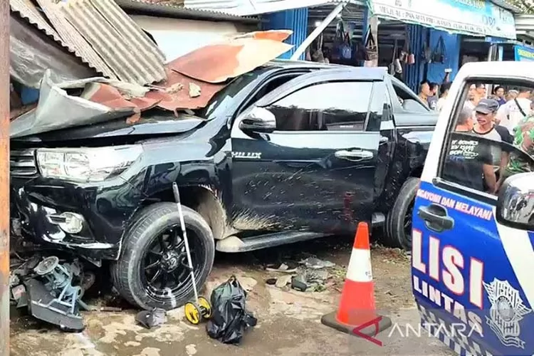 Mobil Dinas Bupati Kuningan Tabrak Pengendara Motor dan Bengkel, Tiga Orang Tewas