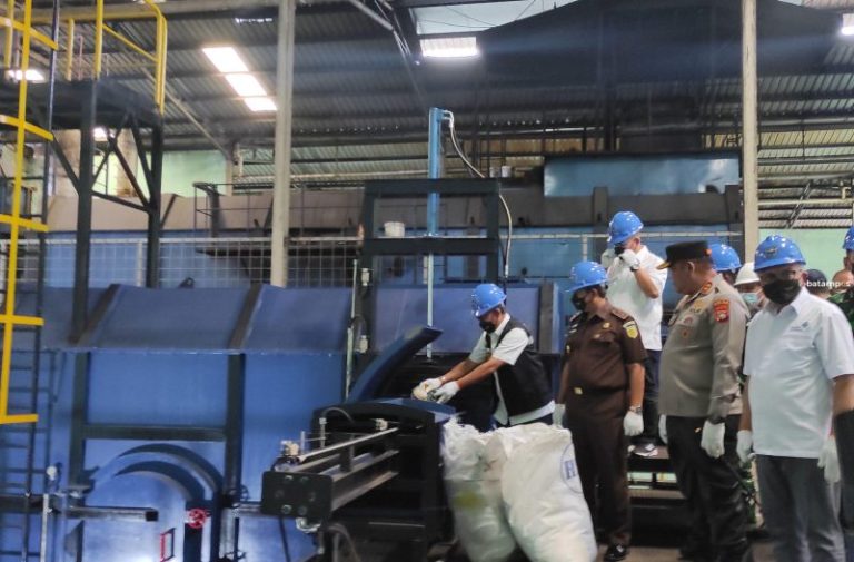 Bea Cukai Batam Musnahkan Barang Bekas Senilai Rp 17,4 Miliar