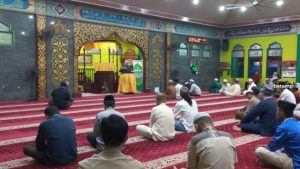 Pengurus Masjid Baitul Karim Gandengan BRK Syariah Karimun dalam Kegiatan Kultum Subuh dan Dhuhur