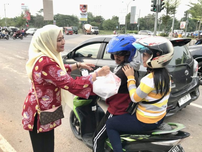 Piswan DPRD Batam Bagikan Ribuan Takjil ke Pengendara di Kota Batam