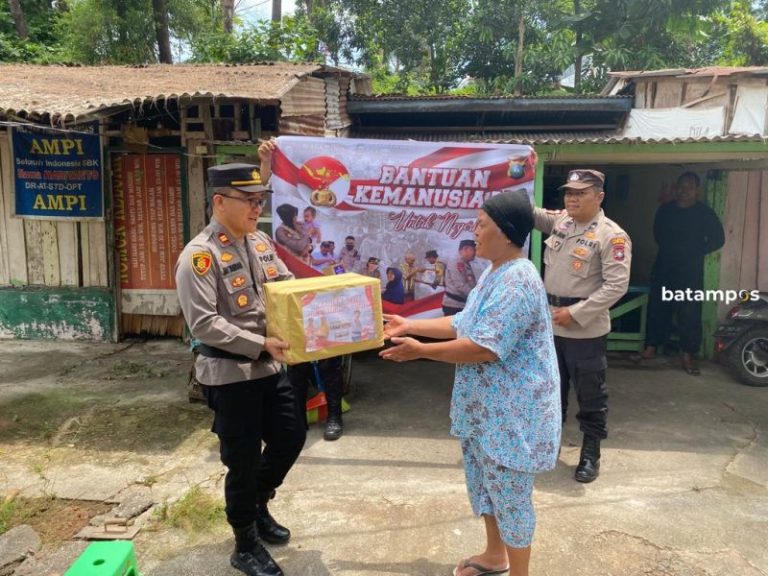 Polsek KKP Bagikan Paket Sembako kepada Warga Tanjung Pinggir