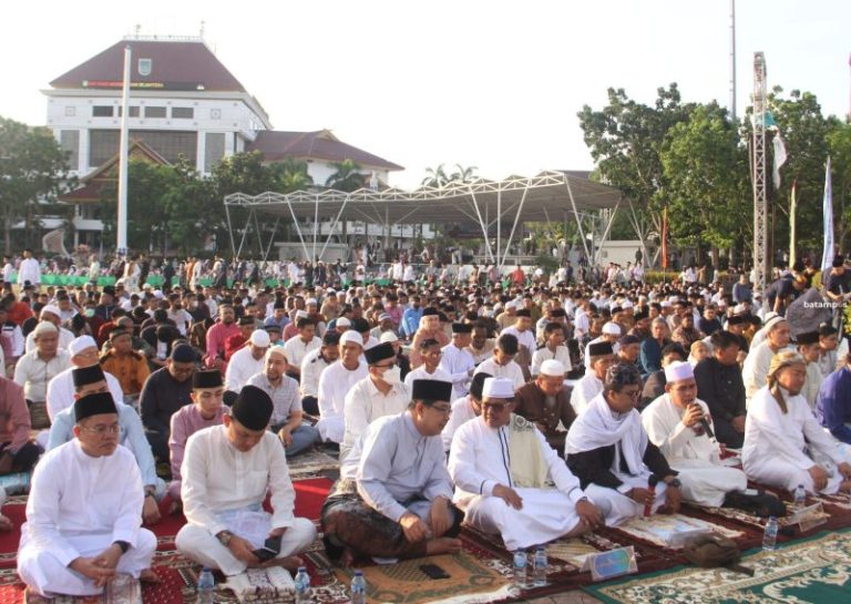 Ribuan Umat Muslim Ikut Salat Id di Dataran Engku Putri