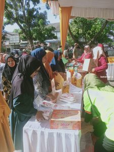 Warga Serbu Bazar Pangan Murah 