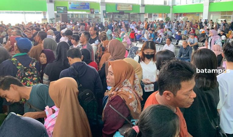 Ribuan Pemudik Padati Pelabuhan SBP Tanjungpinang saat Arus Balik
