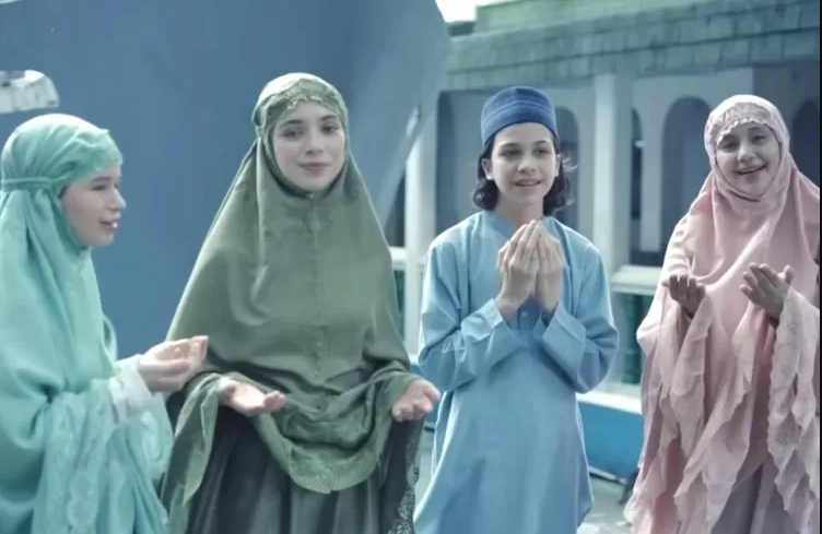 Ayu Azhari Rilis Lagu Marhaban Ya Ramadhan, Libatkan Suami dan Tiga Anaknya
