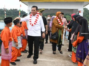 Gubkepri Serahkan Bantuan RT, RW, Posyandu, BPD, dan Penyuluh Agama di Kecamatan Senayang