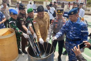 Mikol Dimusnahkan dengan Dituang ke Drum, Petasan Direndam Air