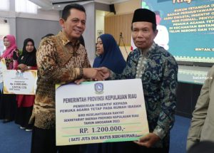 Gubkepri  Serahkan Bantuan Insentif Tahun Anggaran 2023 se-Kabupaten Bintan
