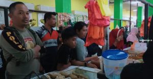 Pengunjung Pasar Mulai Serbu Bumbu Giling dan Ketupat