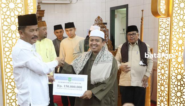 Kepala BP Batam Serahkan Bantuan Pembangunan Masjid di Bengkong