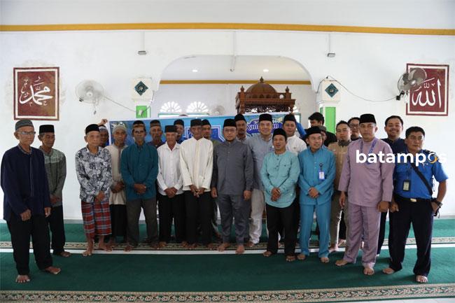 BP Batam Salurkan Bantuan Sosial Pembangunan Masjid Nurul Bahari di Pulau Akar