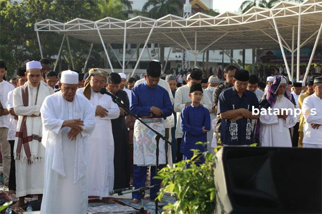 Kepala BP Batam Laksanakan Salat Idulfitri di Alun-alun Engku Putri