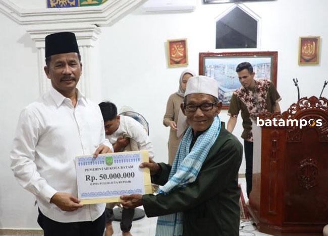 Kepala BP Batam Serahkan Bantuan Sosial Pembangunan Masjid di Kecamatan Bulang