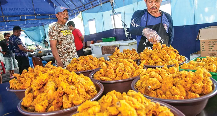Kesibukan Dapur Masjid Al Akbar Siapkan 4 Ribu Porsi Menu Buka Puasa