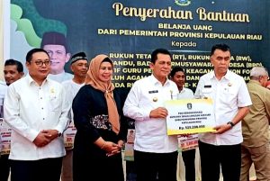 Kunker ke Natuna, Gubkepri Serahkan Berbagai Insentif dan Bantuan Longsor Serasan