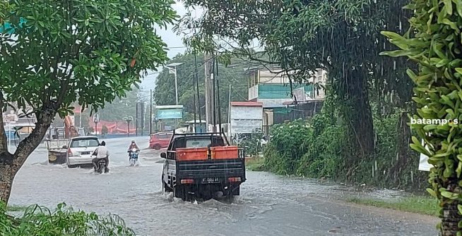 Hujan Sebentar, Sejumlah Ruas Jalan dan Belasan Rumah di Kampung Kamboja Tanjunguban Terendam