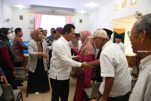 Bantu Penuhi Kebutuhan Masyarakat Selama Puasa, Gubkepri Serahkan 1.300 Paket Sembako di Lingga